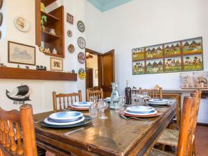 comedor con mesa de madera y sillas en Villa Tamerici by Interhome en Villa Boretti