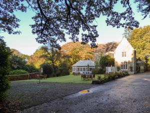 una grande casa bianca con gazebo di Villa No 50 a Lanteglos