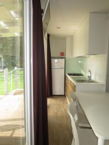 Virtuvė arba virtuvėlė apgyvendinimo įstaigoje Holiday Home Maxi Caravan Capri by Interhome