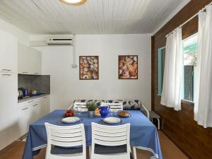 Et tv og/eller underholdning på Holiday Home Bungalow in legno by Interhome