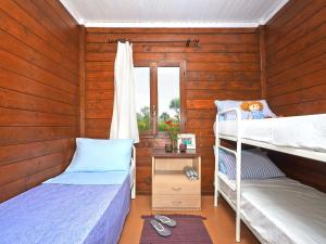 En eller flere senge i et værelse på Holiday Home Bungalow in legno by Interhome + 15 billeder