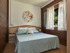 En eller flere senge i et værelse på Holiday Home Bungalow in legno by Interhome