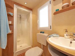 Ett badrum på Holiday Home Maxi Caravan Comfort by Interhome