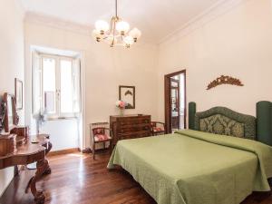 um quarto com uma cama verde e uma mesa em Apartment Spanish Steps Top Location by Interhome em Roma