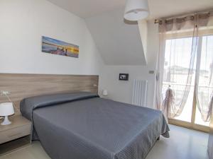 ポルト・ダスコリにあるApartment Cala Luna-3 by Interhomeのベッドルーム1室(ベッド1台、大きな窓付)