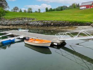 Un petit bateau est amarré à un quai. dans l'établissement Holiday Home Havsblikk - FJS531 by Interhome, à England