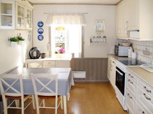 Kuchyň nebo kuchyňský kout v ubytování Chalet Gulehuset - FJH608 by Interhome