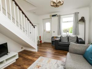 uma sala de estar com um sofá e uma televisão em Little Tern em Weymouth