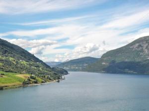 奧爾登的住宿－Chalet Fjordblick I - FJS311 by Interhome，享有山脉中央的湖泊美景
