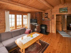 een woonkamer met een bank en een tafel in een hut bij Chalet Fjordblick I - FJS311 by Interhome in Olden