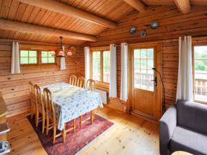 ein Esszimmer mit einem Tisch in einem Holzhaus in der Unterkunft Chalet Fjordblick I - FJS311 by Interhome in Olden