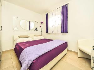 Llit o llits en una habitació de Holiday Home Franka by Interhome