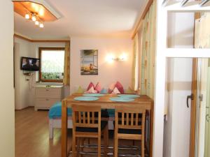 TV a/nebo společenská místnost v ubytování Apartment Anita-4 by Interhome