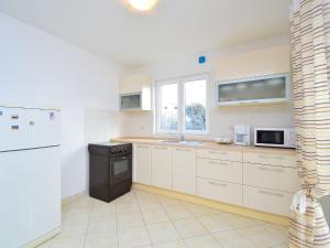 Kuchyň nebo kuchyňský kout v ubytování Apartment Ena by Interhome