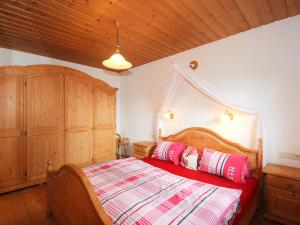 ZellbergにあるApartment Anita-3 by Interhomeのベッドルーム1室(ピンクの枕が備わる木製ベッド1台付)