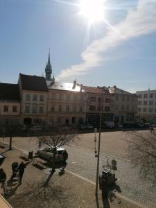 un gran edificio con el sol en el cielo en Hotel Morava en Znojmo