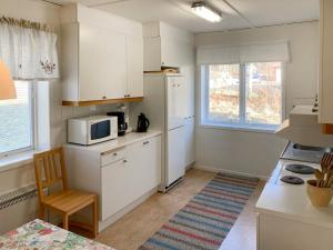 Кухня или кухненски бокс в Chalet Lindby Pärlan - STH150 by Interhome