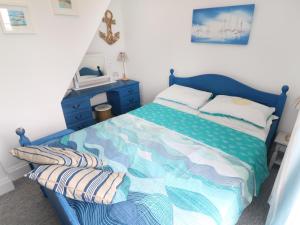 sypialnia z niebieskim łóżkiem i niebieską komodą w obiekcie Alma House 2 w mieście Perranporth