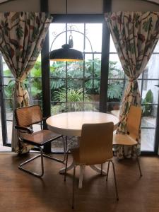een tafel en stoelen in een kamer met een raam bij Apartamentos TUKASA VINTAGE in Cáceres