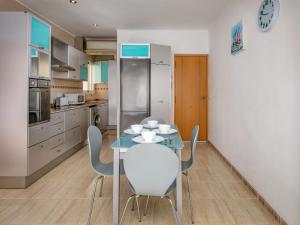 AduanasにあるApartment Lepanto by Interhomeのキッチン(テーブル、椅子、冷蔵庫付)