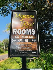 una señal para los salones de descanso de arosonia al lado de una carretera en Miyonra - Anuradhapura, en Anuradhapura