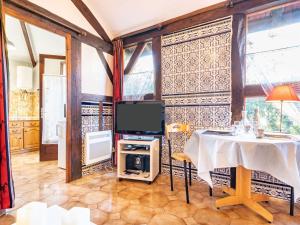 ミミザン・プラージュにあるHoliday Home La Poste by Interhomeのテーブルとテレビのあるリビングルーム