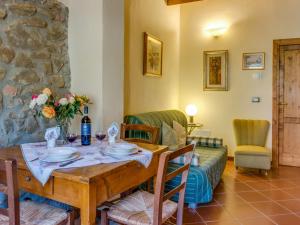 een eetkamer met een tafel en een bank bij Apartment La Baghera by Interhome in Fornello