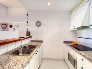 Kuchyň nebo kuchyňský kout v ubytování Apartment Nautic Golf C III by Interhome