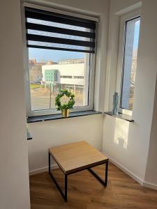 En balkon eller terrasse på BASSWOOD ROOMS