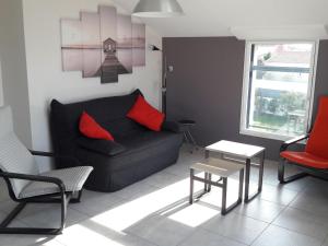 Χώρος καθιστικού στο Apartment Les Epinettes by Interhome