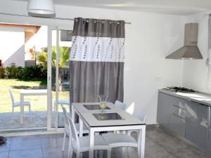 サンタ・ルシア・ディ・モリアニにあるApartment Marea Resort-1 by Interhomeのキッチン(テーブル、椅子付)、窓