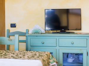 En tv och/eller ett underhållningssystem på Apartment Gli Ontani trilo - ORO102 by Interhome