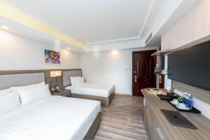 Postel nebo postele na pokoji v ubytování Golden Rose Hotel