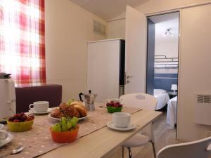 een tafel met eten erop in een kamer bij Holiday Home Camping Thurium by Interhome in Marina di Schiavonea