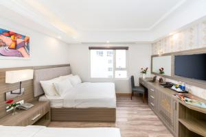 TV a/nebo společenská místnost v ubytování Golden Rose Hotel