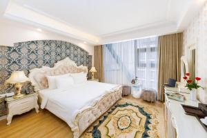 Postel nebo postele na pokoji v ubytování Golden Rose Hotel
