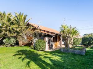 Zahrada ubytování Holiday Home Poste by Interhome