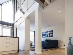 una cucina a pianta aperta e un soggiorno con una grande finestra di Apartment Maremüritz-Kompass by Interhome a Waren