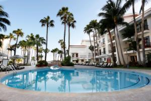 Bazén v ubytování The Royal Cancun All Suites Resort nebo v jeho okolí