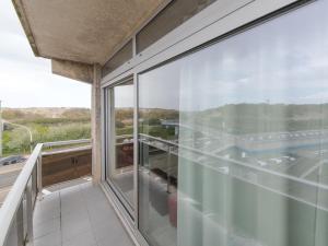 een balkon met glazen schuifdeuren van een huis bij Apartment Residentie Astrid-5 by Interhome in Bredene