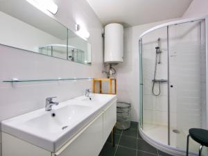 ブレーデネにあるApartment Residentie Astrid-6 by Interhomeのバスルーム(シンク、シャワー付)