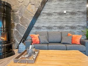 - un salon avec un canapé et une cheminée dans l'établissement Holiday Home Mäntyranta by Interhome, à Suninsalmi