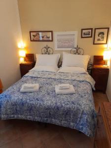 ein Schlafzimmer mit einem Bett mit zwei Handtüchern darauf in der Unterkunft Casa Patti alle porte di Siena in Siena