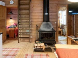 Cabaña de madera con sala de estar con chimenea en Holiday Home Vaaran tupa by Interhome en Ruka