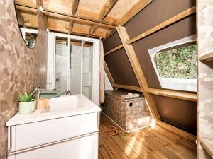 Ein Badezimmer in der Unterkunft Holiday Home Luxury Tent by Interhome