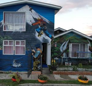une peinture murale sur le côté d'une maison dans l'établissement Hostal Brisas del Sur, à Puerto Varas