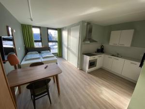 Habitación pequeña con cama y mesa en Short Stay Wageningen, en Wageningen