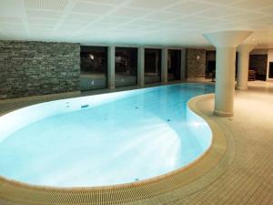 een groot zwembad in een groot gebouw bij Apartment Havsdalsgrenda - HLD103 by Interhome in Geilo