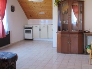 uma cozinha com electrodomésticos brancos e um tecto de madeira em Holiday Home Antal by Interhome em Balatonalmádi