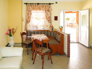 sala de estar con mesa, sillas y sofá en Holiday Home Brigi - SZA113 by Interhome, en Balatonszárszó